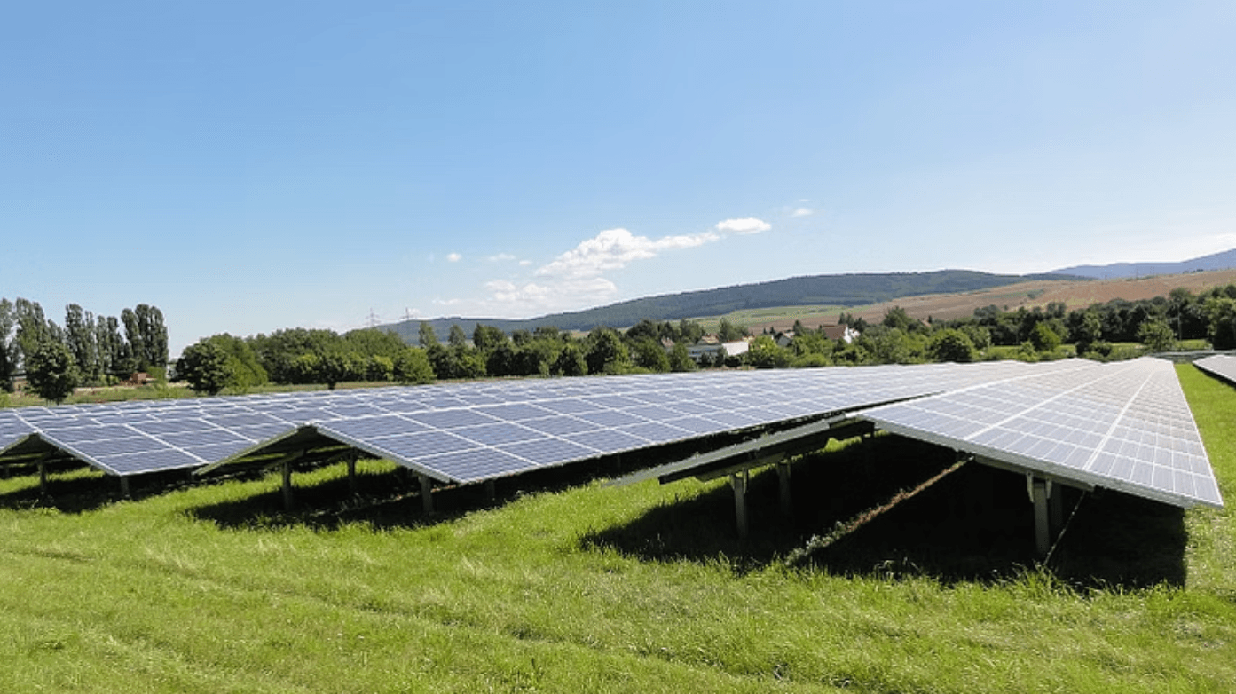 Neu errichtete Freiflächen-Photovoltaikanlage in Rheinhessen