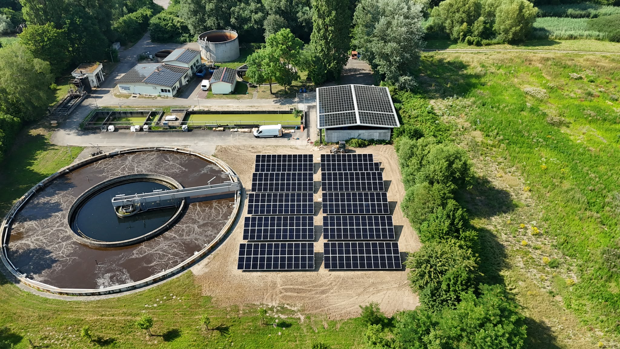 Dach- und Freiflächenanlage als Beispiel für unterschiedliche Wartungsumgebungen