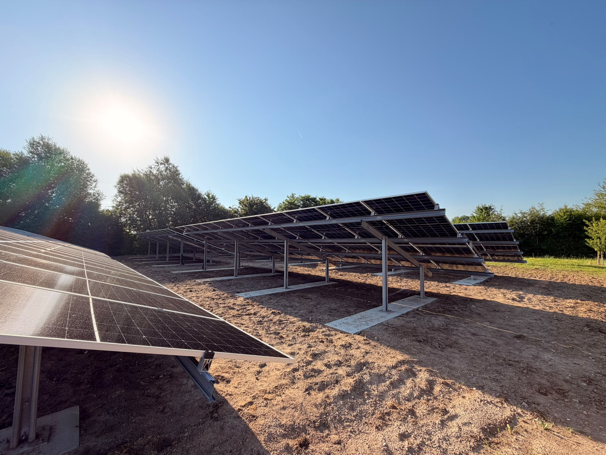 Montierte Solarmodule in einem regionalen Freiflächenprojekt